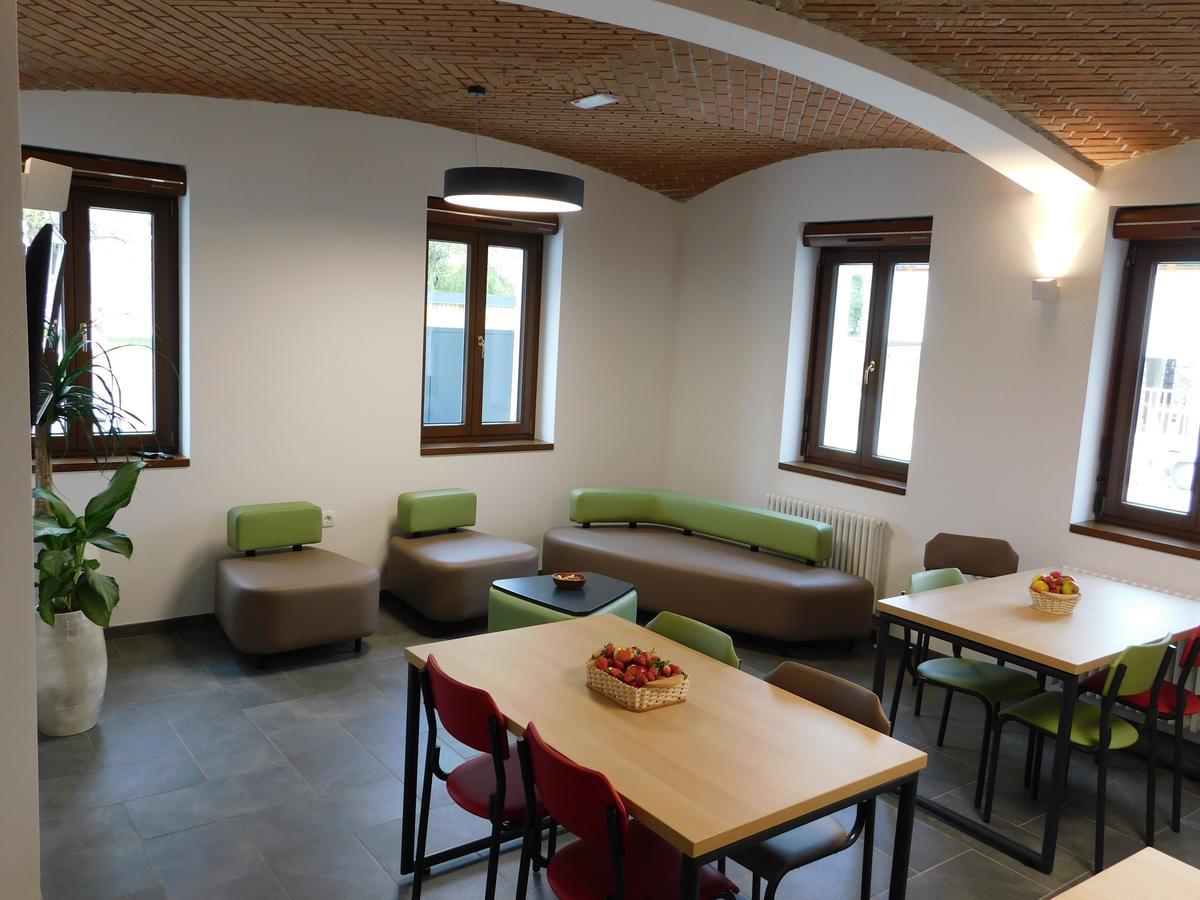 Hostel Bearlog コチェーヴィエ エクステリア 写真